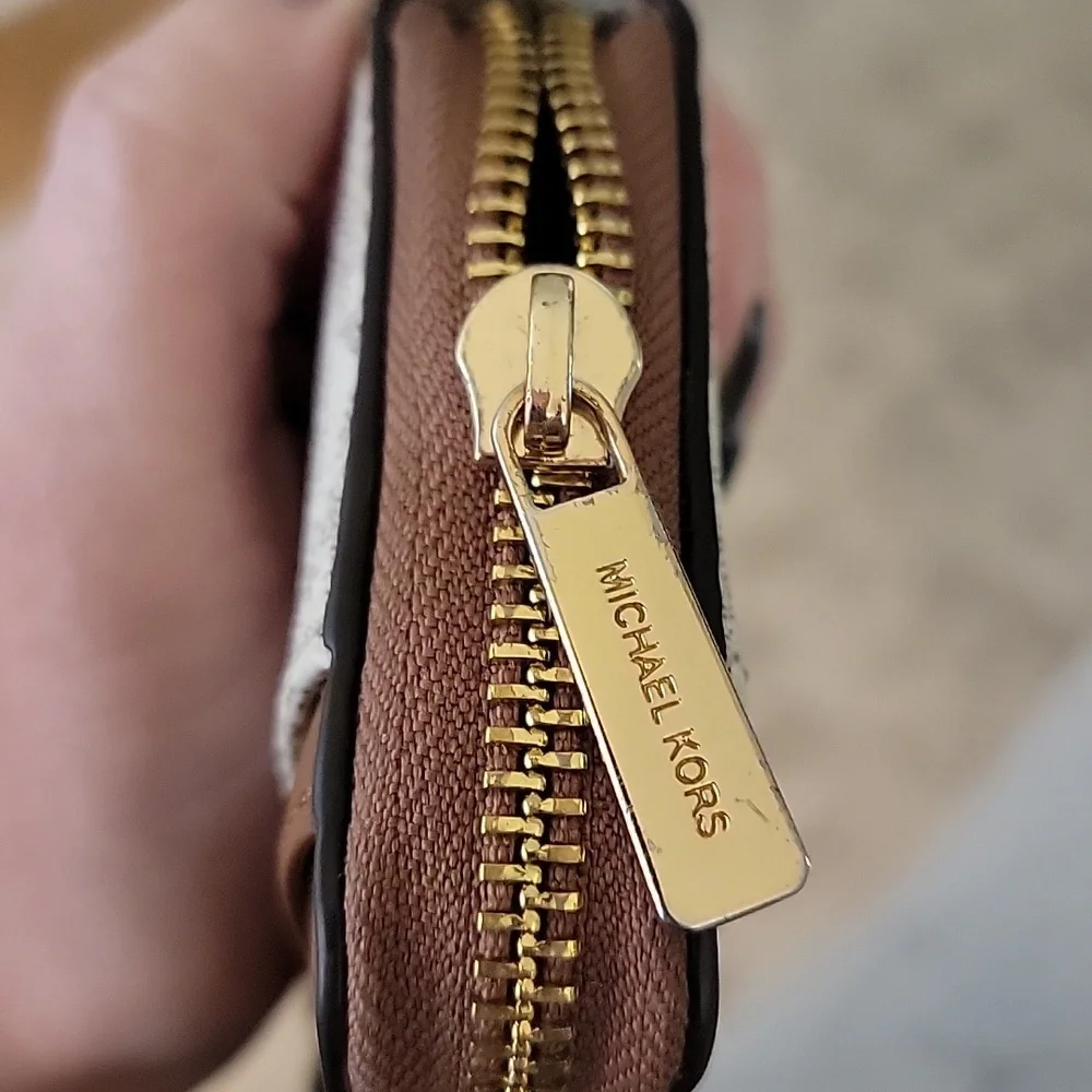 Michael Kors Jet Set Travel Medium Zip-Around Card Case